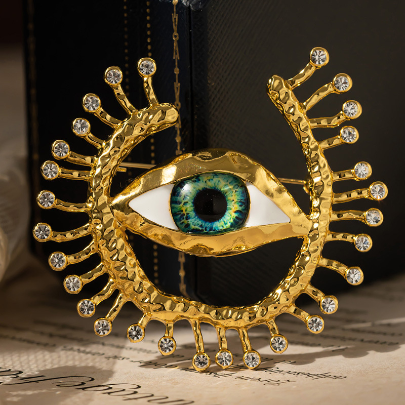 Collectible Vintage Brooches - Insignias de mal de ojo para